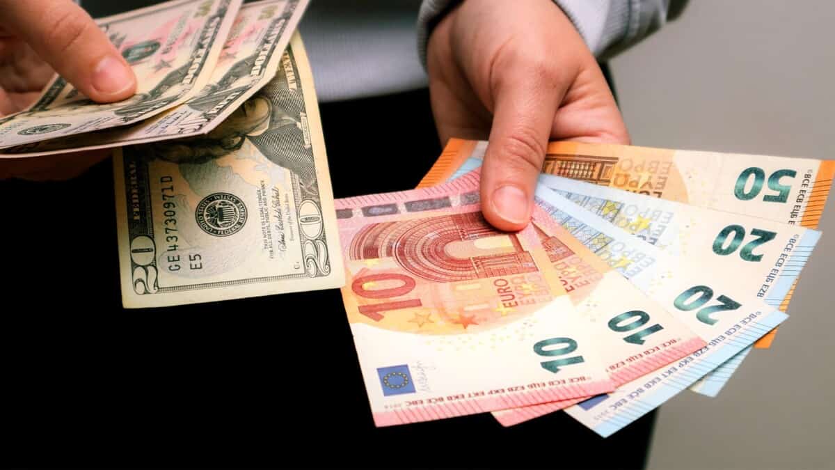 Máximo de dólar y euro